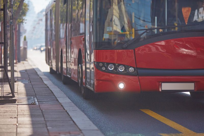 Ein leerer Bus kommt an eine Haltestelle, zehn Fahrgäste steigen ein. An der nächsten Haltestelle steigen elf Menschen aus, und der Bus fährt weiter. Drei an der Bushaltestelle kommentieren das Geschehen. Biologe: „Ganz einfach! Die Fahrgäste haben sich vermehrt.“ Physiker: „Zehn Prozent Messtoleranz müssen immer drin sein.“ Programmierer: „Wenn jetzt einer einsteigt, ist der Bus leer.“  (astrosystem - stock.adobe.com)