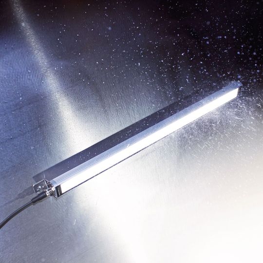 Strahlendes Licht in rauer Umgebung: Rohrleuchten der Baureihe Tubeled beleuchten zuverlässig den Arbeitsraum von Werkzeugmaschinen. Strahlendes Licht in rauer Umgebung: Rohrleuchten der Baureihe Tubeled beleuchten zuverlässig den Arbeitsraum von Werkzeugmaschinen.