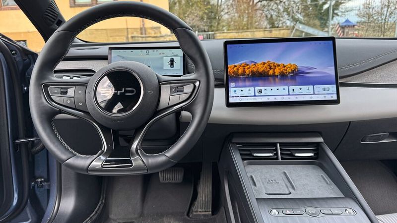 Ein Head-up-Display fehlt eindeutig, und die Spracherkennung des Infotainments funktioniert ist Test nicht zuverlässig. Viele wünschenswerte Funktionen wie die Einstellung eines Radionsenders sprachen nicht zuverlässig an. (Bild: Achter – VCG)