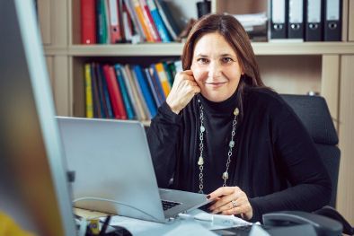 Die Daten im Blick: Maria Alessandra Papa vom Hannoveraner Max-Planck-Institut koordiniert die Suche nach einem kontinuierlichen Signal von Gravitationswellen, wie es Neutronensterne erzeugen sollten. Die Forscherin hofft, im Erfolgsfall künftig mehr über eine große, bisher unsichtbare Population dieser Objekte zu erfahren. (Bild: T. Damm/Max-Planck-Institut für Gravitationsphysik)