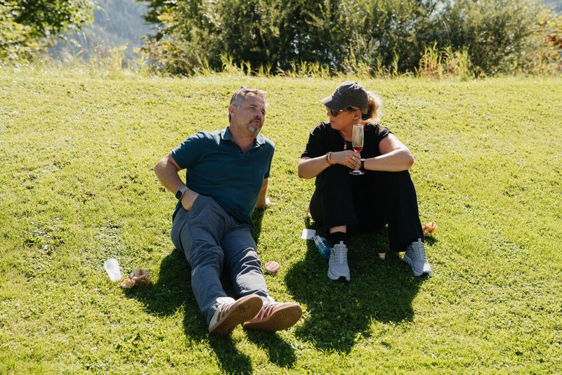 Eine Prosecco-Pause muss auf jeden Fall sein bei Alex Kaffl (Deutsche Telekom) u. Franziska Magai (Vogel IT Akademie). (Bild: Manuel Emme)