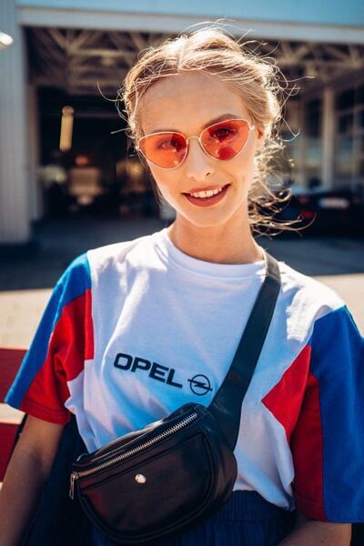  Rot-blaue Breitstreifen beim T-Shirt betonen die „Colour-Block“-Optik.  (Opel Automobile GmbH)