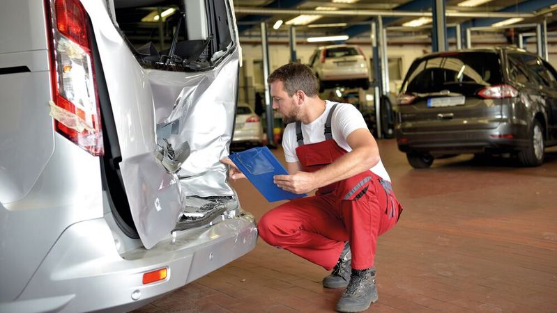 Verunfallte Fahrzeuge versprechen häufig einen guten Wiederverkaufswert. Händler, die von solchen Geschäften profitieren wollen, sollten sich mit Gutachten, Versicherungen und Restwerten auskennen. Verunfallte Fahrzeuge versprechen häufig einen guten Wiederverkaufswert. Händler, die von solchen Geschäften profitieren wollen, sollten sich mit Gutachten, Versicherungen und Restwerten auskennen.
