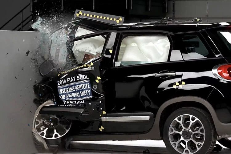 Die IIHS-Prüfer untersuchten den so genannten Frontalaufprall mit geringer Überlappung. In diesem speziellen Unfallszenario werden die eigentlichen Crashstrukturen in der Fahrzeugfront umgangen. (Foto: IIHS)
