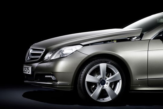 Bei einer drohenden Kollission heben Sensoren die Motorhaube des Unfallautos mittels Feder oder Hydraulik blitzschnell um einige Zentimeter an. Dadurch wird der Kontakt von Fußgängern oder Radfahrern mit Windschutzscheibe, harten Holmen und hochfesten Chassisteilen verhindert. (Foto: Mercedes)