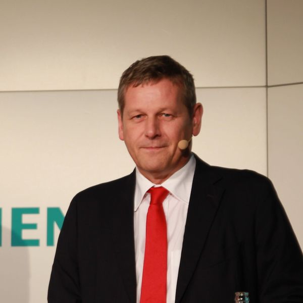 „Unser durchgängiges Angebot deckt die einzelnen Arbeitsschritte der Wertschöpfungskette ab und vereint die reale und virtuelle Welt. Auf diese Weise verbessern wir den Workflow unserer Kunden nicht nur punktuell, sondern schöpfen das gesamte Optimierungspotenzial aus“, so Ralf-Michael Franke, CEO der Business Unit Factory Automation der Division Digital Factory, Siemens AG. (Bild: Reinhold Schäfer)