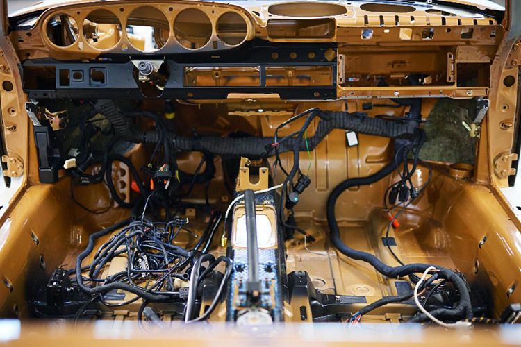 Mit trockenem Lack begann der Innenausbau. Dabei konnten die Monteure auf mehr als 6.500 Originalteile zurückgreifen. (Bild: Porsche)