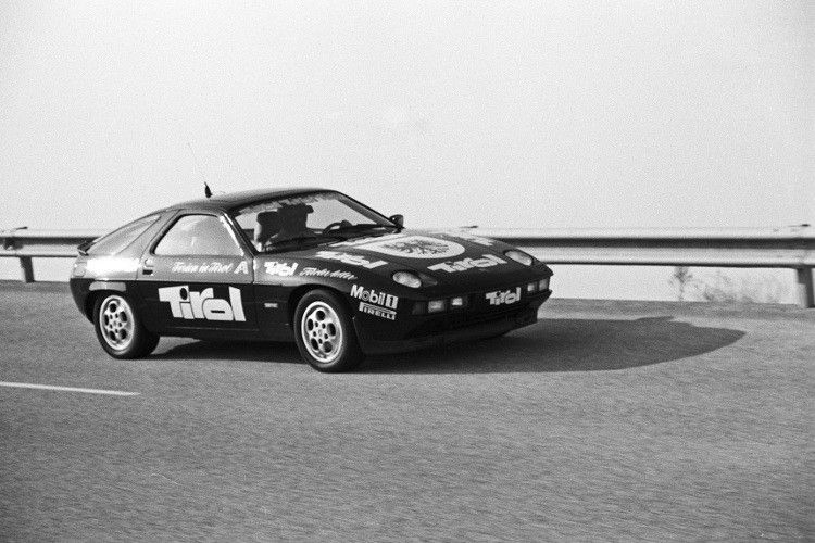 Porsche sorgt 1982 mit einem 928 S für einen 24-Stunden-Rekord. Der damals revolutionäre Porsche mit Frontmotor und Schaltgetriebe an der Hinterachse legt 6.033 Kilometer in einer Durchschnittsgeschwindigkeit von 251,4 km/h zurück. (Foto: Porsche)