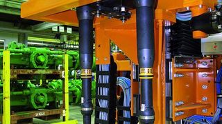 Montagestation von unten: Die beiden Tensor-ST-Schrauber sitzen auf einem Schraubwagen und montieren synchron. Bild: Atlas Copco (Archiv: Vogel Business Media)