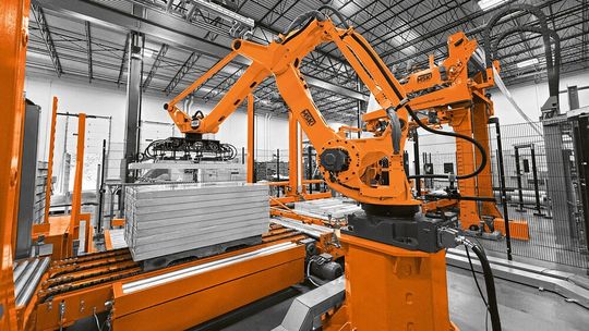 Hier ist eine komplette End-of-Line-Lösung von MSK zum Palettieren, Verpacken und Fördern aufgebaut.(Bild:  MSK)