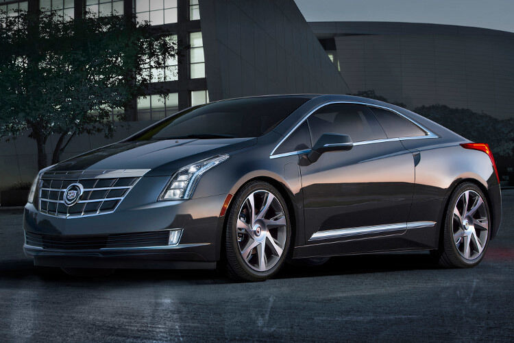 Das Nobel-Coupé Cadillac ELR bekommt einen Elektroantrieb mit Benzinmotor als Reichweitenverlängerer. Ohne den Benziner anzuwerfen soll eine elektrische Reichweite von 40 bis 60 Kilometern möglich sein. Als Termin für den Marktstart in Europa ist die zweite Hälfte 2014 anvisiert. (Foto: GM)