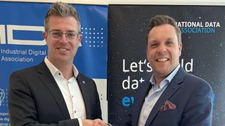 Christian Mosch (IDTA) und Lars Nagel (IDSA) besiegeln die neue Kooperation zur Stärkung industrieller Datenökosysteme. (Bild: IDTA)