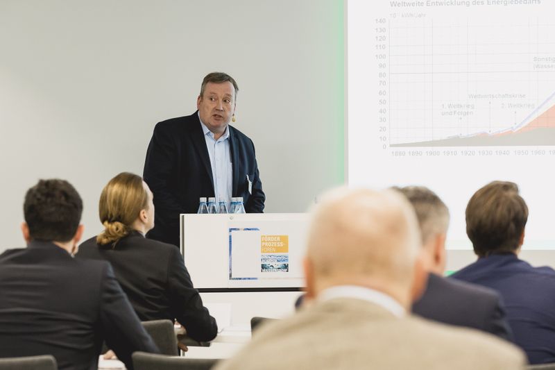 Wussten Sie, dass pro Tonne Zement in Deutschland rund 600 Kilo CO2 mit entstehen? Arne Stecher (Holcim) weiß das. Und: Er hat eine Idee, wie Baustoffe grün werden könnten. (Bild: Stefan Bausewein)