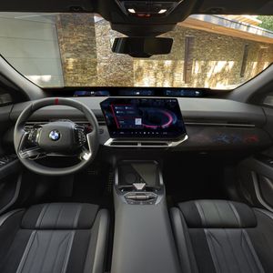 Im Cockpit gibt es das Panoramic-iDrive-System mit einem 17,9 Zoll großen Zentralbildschirm und einer Informationsanzeige am unteren Rand der Windschutzscheibe.(Bild:  BMW)