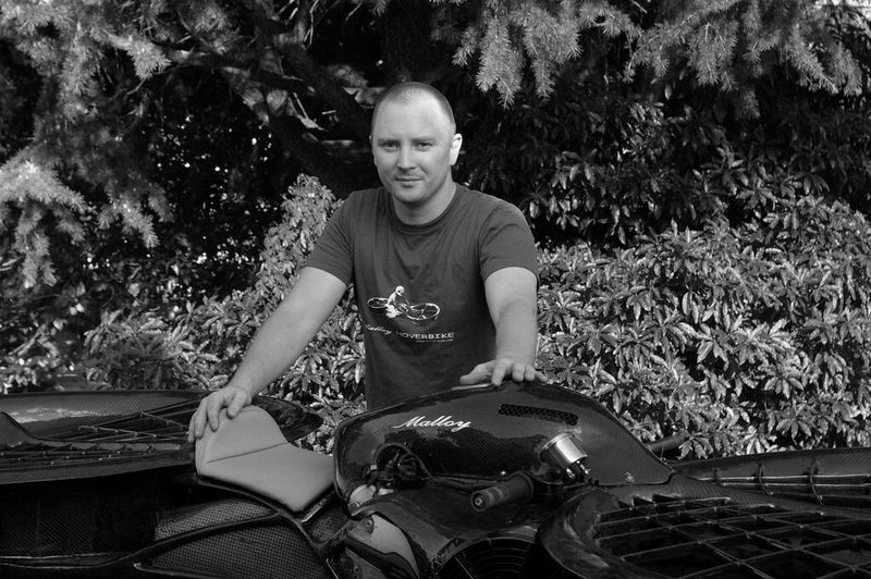 Der Australier Chris Malloy versucht 1,1 Mio. Dollar an Spenden zu sammeln, um ein Muster für eine etwaige Fabriksfertigung seines Hoverbikes anfertigen zu können. (Bild: Malloy Hoverbike)