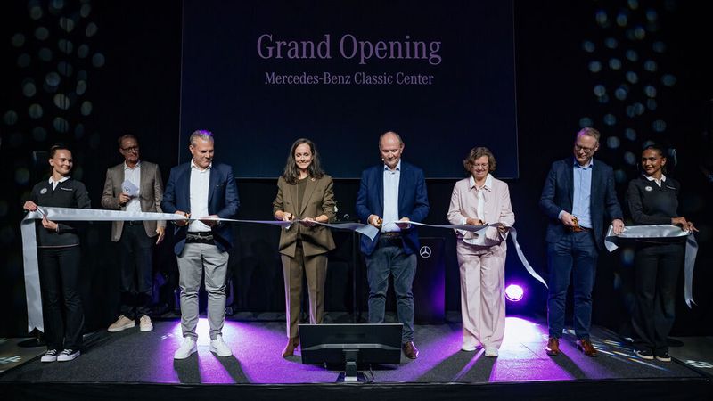 Zusammen mit Kolleginnen und Kollegen, sowie Anette Popp von der Stadt Fellbach, eröffnete Marcus Breitschwerdt, Executive Vice President, Mercedes-Benz AG und CEO Mercedes-Benz Heritage GmbH am 16. Oktober feierlich das neue Classic Center Fellbach. (Bild: Mercedes-Benz Heritage)