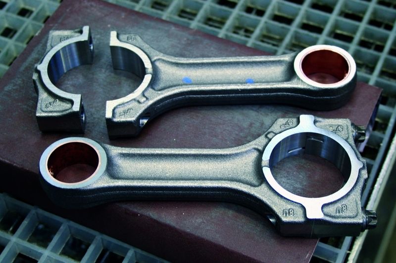 Bild 1: Ein aufgesägtes (oben) und ein wieder verschraubtes Pleuel. Nach dem Cracken oder Aufsägen werden beide Teile mit einer ETX-Spindel verschraubt. (Archiv: Vogel Business Media)