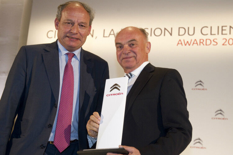 Frédéric Banzet, Generaldirektor Automobiles Citroën, überreicht BHS-Seniorchef Jürgen Burmeister (re.) die Qualitätsauszeichnung. (Foto: Citroën)