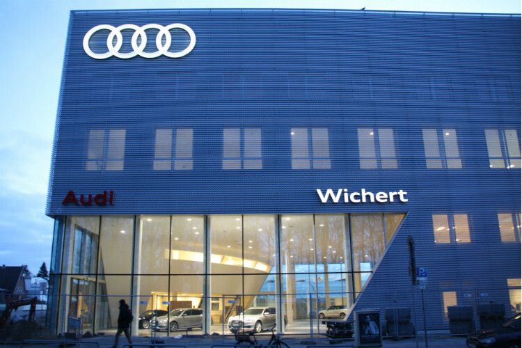 Der Standort wird bis 22 Uhr geöffnet sein. Das außergewöhnliche an der Immobilie: Neben dem Automobilvertrieb von Auto Wichert sind in dem Komplex auch ein Supermarkt, ein Drogeriemarkt, Arztpraxen und ein Bäcker zu finden. (Foto: Auto Wichert)