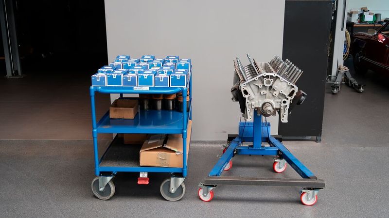 Separate Räume existieren für „schmutzige“ Arbeiten, beispielsweise an Karosserien. Ebenso wie für Arbeiten, die Ruhe und Sauberkeit erfordern, wie eine Motorüberholung. (Bild: Diehl – VCG)