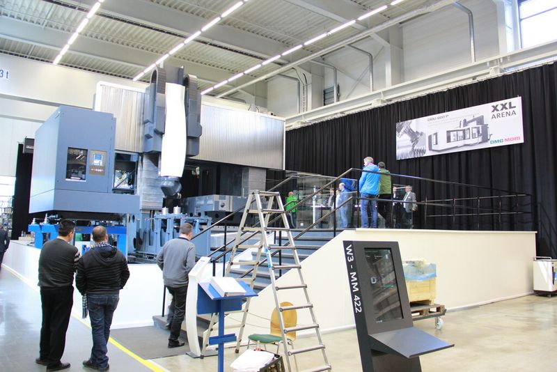 In der XXL-Arena wurden die großen Maschinen präsentiert. (Bild: Kroh)