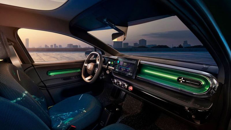 Der kugelförmige Knopf (unter der rechten Ecke des Zentraldisplays) für die Warnblinker soll an den Ur-Twingo erinnern. (Bild: Renault)