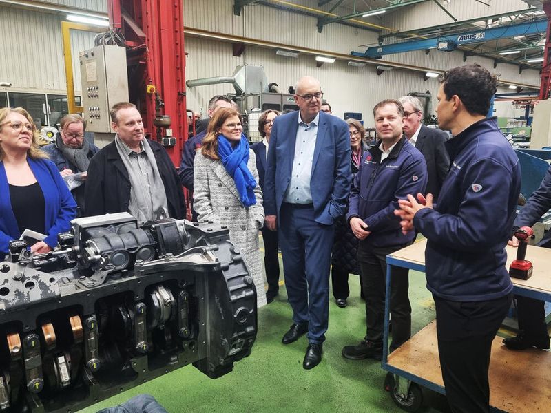 Bei der DB Fahrzeuginstandhaltung in Bremen soll zusammen mit dem Fraunhofer-Institut für Fertigungstechnik und Angewandte Materialforschung IFAM ein Testzentrum für den Umbau und das Prüfen von Wasserstoffverbrennungsmotoren entstehen. (Bild: Deutsche Bahn AG / Larissa Rohr)