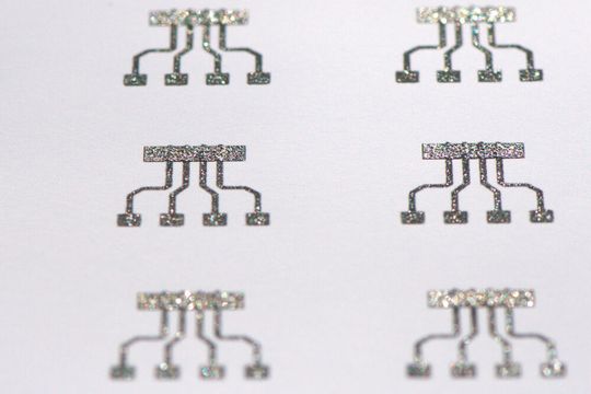 Nachhaltige Datenerfassung! Was man hier sieht, sind Magnetfeldsensoren. Die sind aber nicht auf üblichem Weg entstanden, sondern kommen aus dem Drucker. Am Helmholtz-Zentrum Dresden-Rosdorf weiß man, wie das geht. Nicht zuletzt seien sie auch noch recycelbar ...(Bild:  Lin Guo)