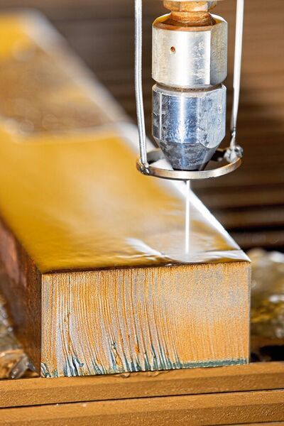 Das weltweit patentierte Schleusenverfahren der Abrasivmittelzumischeinheit Consus (Continuous Suspension) ermöglicht heute die kontinuierliche Zufuhr des Abrasivs in den Druckbehälter und somit unterbrechungsfreies Schneiden.  (Consus-ANT)