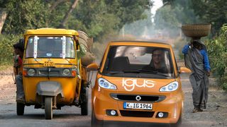 Momentan noch eine Bildmontage, bald tatsächlich auf indischen Straßen unterwegs: Der iglidur-Kleinwagen. (© Melissa Schalke - Fotolia)