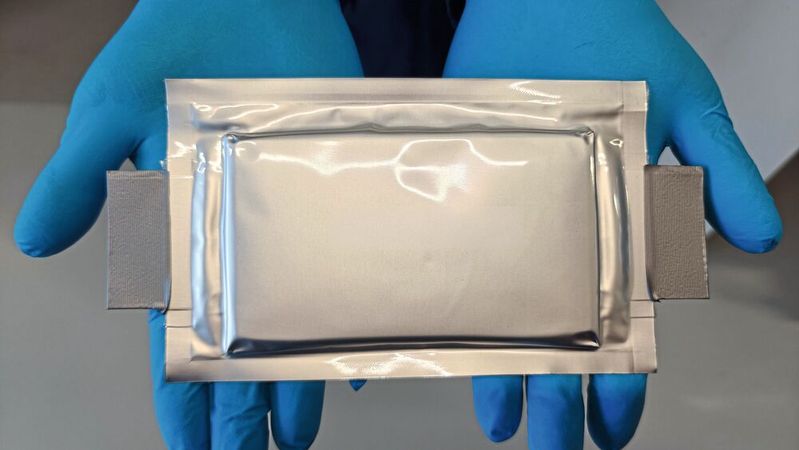 Am Fraunhofer ISE hergestellte Hochenergie-Pouchzelle mit siliziumdominierter Anode im gealterten Zustand nach 1000 Vollzyklen. (Bild:  Fraunhofer ISE)