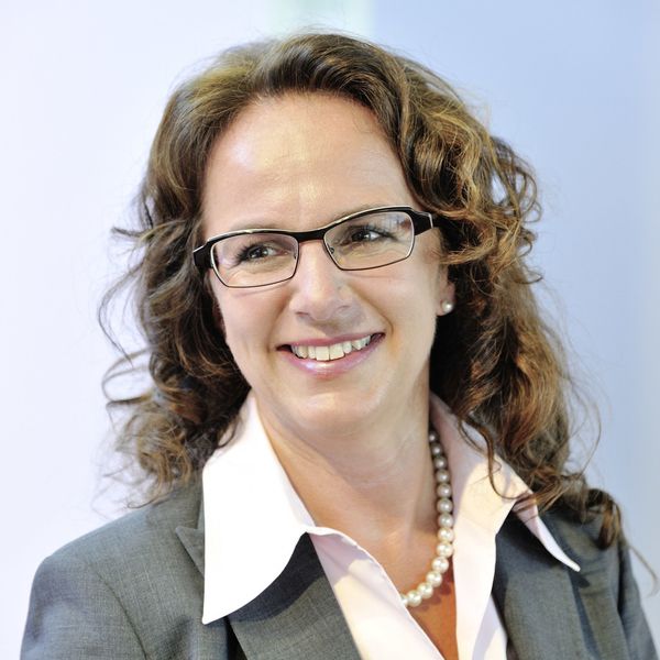  arrow back arrow forward Image Zoom Dr.-Ing. Michaela Colla ist seit März 2016 verantwortlich für Industrie 4.0 im Volkswagen Konzern. Zuvor war sie viele Jahre in leitenden Funktionen sowohl in operativen als auch strategischen Positionen bei Volkswagen in Werken, Marke und im Konzern tätig. Sie begann ihre Karriere bei Volkswagen als Internationaler Trainee im Geschäftsbereich Produktion. Über Funktionen im Industrial Engineering und bei der Konzern-Programmplanung übernahm sie bereits 1998 die Leitung der Logistikplanung bei der Marke Volkswagen Nutzfahrzeuge. Mit der anschließenden Leitung der Logistikoptimierung von 2001 bis 2006 war sie im Werk Wolfsburg verantwortlich für die Planung neuer Fahrzeugprojekte, die Optimierung der Serienprozesse, die Informationsflussplanung, den Bau eines Logistikzentrums sowie das Budget der Logistikkosten. Seit 2007 verantwortete sie verschiedene Managementfunktionen hinsichtlich Produktionsstrategie sowohl bei der Marke Volkswagen „mach18“ als auch und im Volkswagen Konzern „Strategie P 2018“. Michaela Colla hat Wirtschaftswissenschaften studiert und anschließend im Bereich Maschinenbau promoviert.  (Xing)