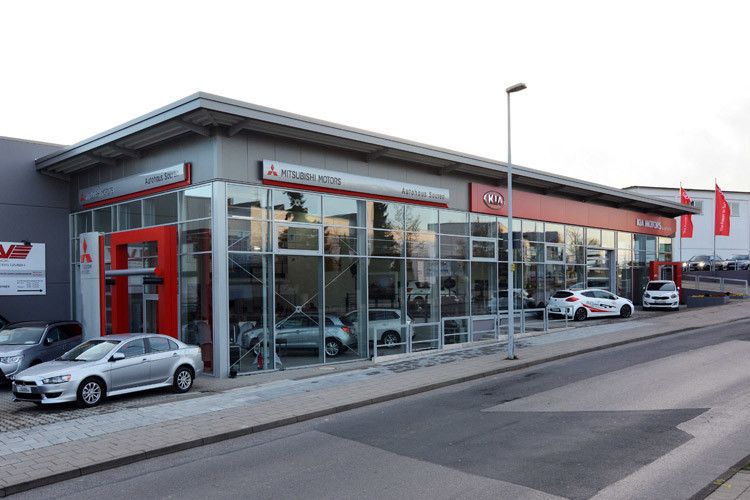 Für rund 1,5 Millionen Euro wurde die Ausstellungsfläche verdoppelt und eine neue Direktannahme geschaffen. (Foto: Autohaus Souren)