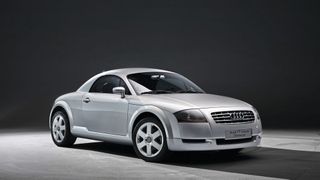 Eine Modellreihe ohne Vorbild bzw. Vorgänger: Mit dem TT stärkte Audi sein Profil als Hersteller sportlicher Fahrzeuge. Vor einem Vierteljahrhundert liefen die ersten Fahrzeuge vom Band. (Bild: Audi AG)