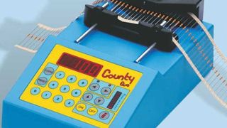 Die Das Bauteilzählgerät County EVO ist für gegurtete Bauteile, egal ob axial, radial, oder SMD geeignet. (Bild: BJZ)