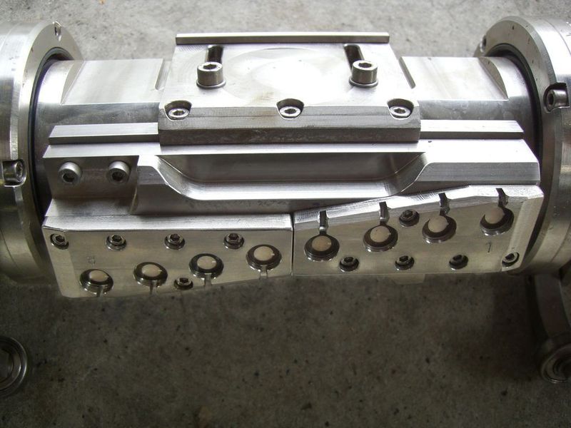 Im Detail: Die „acht Ultraschallaugen“ des Prüfroboters. Bild: Hradil (Archiv: Vogel Business Media)