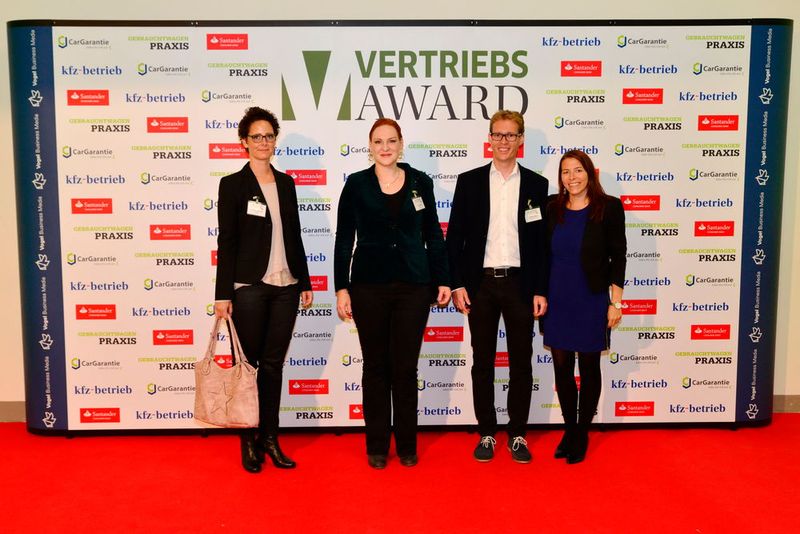 ... Martina Schrems (v.li)  und Petra Göppert von Audi mit Stephan und Bettina Abert vom Autohaus MKM Huber ...  (Bild: Vogel Business Media)