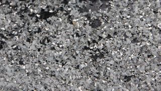 Nichts als kurze, konfettiartige Späne erzeugt das vibrationsunterstützte Bohren mit der LTI-Motion-Technik. Und das sowohl bei der Kunststoff- als auch bei der Metallbearbeitung. (Königsreuther)