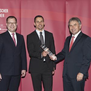 Clemens Launer erhält für die Indtact GmbH aus Würzburg den Bayerischen Gründerpreis 2015.