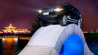 „Kunst und Physik“: Am Rande der Guangzhou Motor Show ließ Jaguar Land Rover einen Range Rover über eine Brücke aus Papier fahren. (Foto: Jaguar Land Rover)