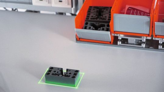 Eine in die Anleitung eingebundene Laserprojektion gibt per Laser beispielsweise Hinweise für die Montage.(Bild:  MiniTec)