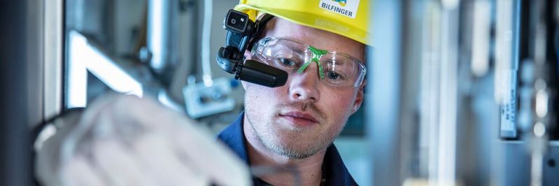 Bilfinger Maintenance setzt AR-Brillen ein, wenn Spezialwissen für bestimmte Wartungs- oder Reparaturaufgaben gefordert ist. Anstatt den Experten auf die Reise zu schicken, kann er sich über eine Software mit einem bereits vor Ort befindlichen Kollegen verbinden. (Bild:  www.johannesvogt.de)
