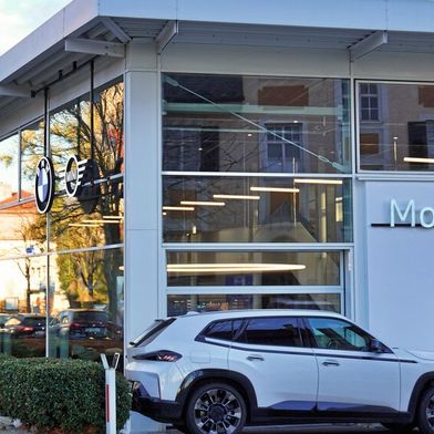 Familienunternehmen mit Zukunft: Der Motorheimat-Standort in Oberbayern steht exemplarisch für einen Weg, den immer mehr inhabergeführte Autohäuser gehen. (Bild: Motorheimat)