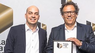 Dirk Bolz (r.) von Hima und Sebastian Callies von Callies & Schewe Kommunikation freuen sich über den German Brand Award 2018. (Hima Paul Hildebrandt GmbH)
