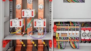 Kompakte Wandlerklemmen (unten rechts) erleichtern die zukunftssichere Ausstattung von Zählerschränken. (Phoenix Contact )