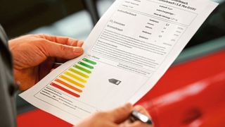 Die Vorgaben der Pkw-EnVKV sorgen seit Jahren für Ärger im Autohandel: Die Deutsche Umwelthilfe steht im Verdacht, gezielt Versäumnisse der Händler abzumahnen.  (Bild: Dena)