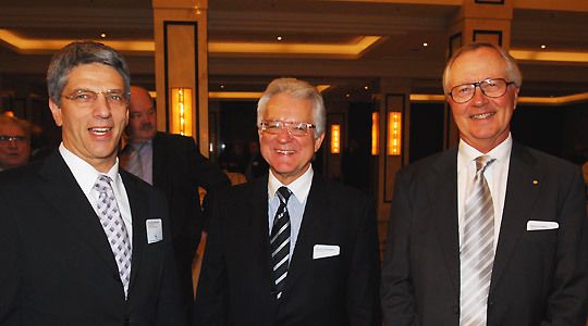 Dr. Armin Zitzmann, Vorstandsvorsitzender der Nürnberger Versicherung, Dr. Harry Brambach, LV-Präsident Baden Württemberg und Heinrich Hänle, Innung Region Stuttgart (v.li.). (Archiv: Vogel Business Media)