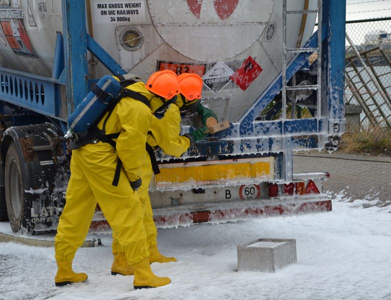 Zwei Einsatzkräfte kümmern sich um das beschädigte Ventil. (PROCESS)