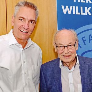 Generationenübergreifender Austausch: »kfz-betrieb«-Chefredakteur Wolfgang Michel und Walter Stoy.(Bild:  Zietz – »kfz-betrieb«)