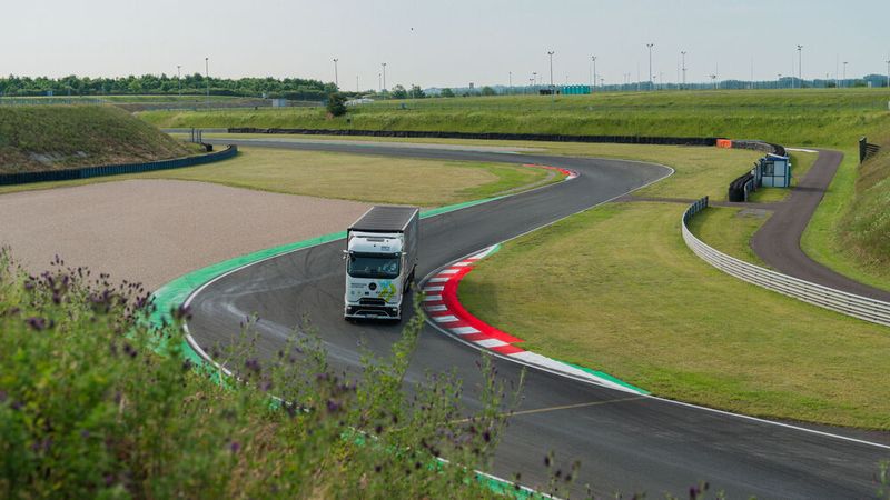 Nicht vorwärts durch 476 Kurven, sondern rückwärts: Mit diesem Richtungswechsel holte Marco Hellgrewe auf der Rennstrecke Motorsport Arena Oschersleben mit dem E-Actros 600 einen Eintrag ins Guinness-Buch der Rekorde.(Bild:  Daimler Truck AG)